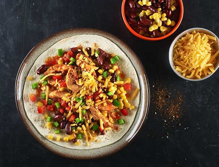 Voyagez au Mexique avec notre recette internaute de Tacos maison au poulet. Cette recette facile et délicieuse à réaliser pour un apéritif entre amis.