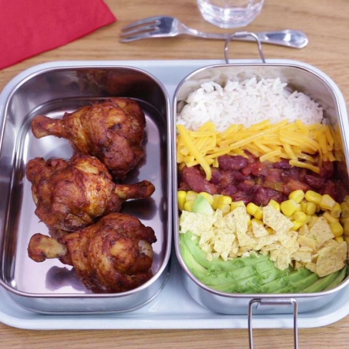 Lunch Box : Le Bento Burrito Poulet est une savoureuse recette réalisée avec des CoQ'Ailes Mexicain et du Cheddar. Un repas rapide et facile à réaliser.