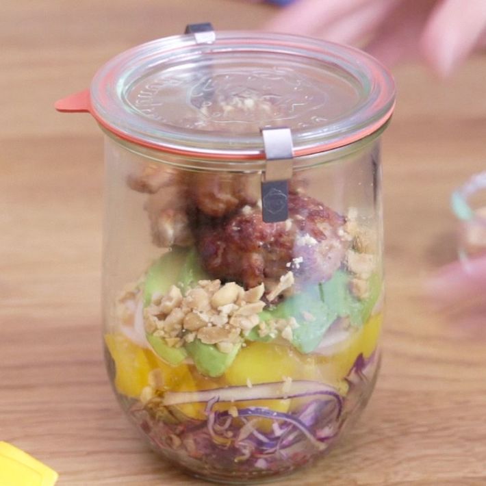 Lunch Box : La Salade Jar Poulet, avocat et mangue est une savoureuse recette réalisée avec des CoQ'Ailes Nature. Un plat rapide et facile à réaliser.