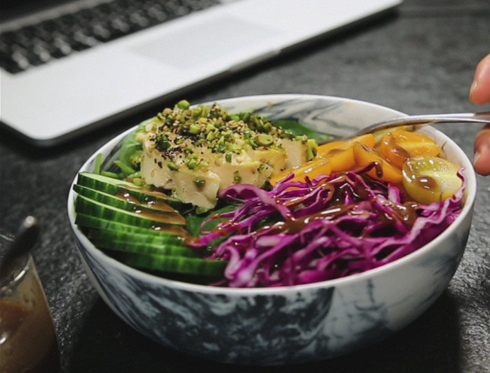 Découvrez la Salade bowl au tournedos de dinde pané aux graines, une recette savoureuse et équilibrée pour un maximum de plaisir.