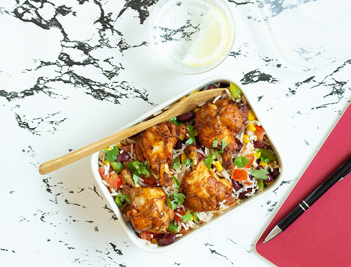 Facile et rapide cette recette de lunch box poulet à la mexicaine est parfaite pour vos pauses déjeuner ! De quoi faire jalouser tous vos collègues !