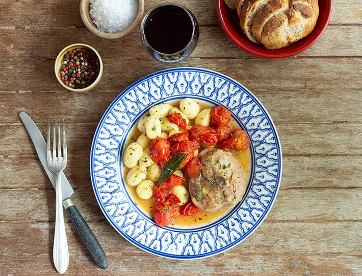 Maitre CoQ vous propose cette savoureuse recette d'Osso bucco aux tomates cerise et gnocchis revisitée du célèbre plat italien.