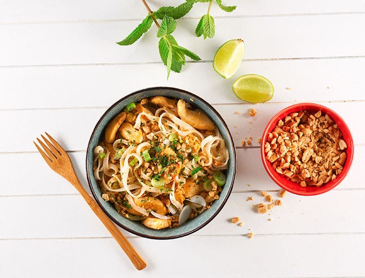 Vous cherchez une nouvelle recette pour régaler votre famille ou vos amis ? Maitre Coq vous propose cette savoureuse recette de Pad Thaï poulet !