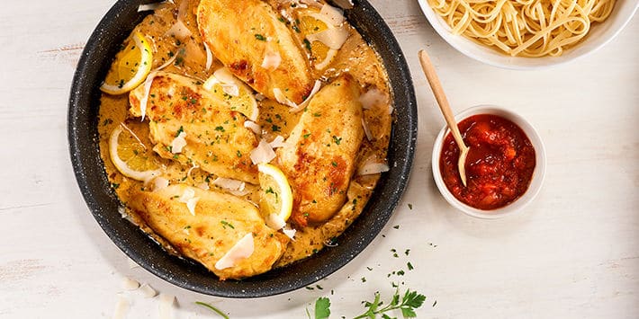 Vous cherchez une recette originale pour changer du poulet traditionnel ? Cette recette de poulet à la crème, au citron et au parmesan est faite pour vous !