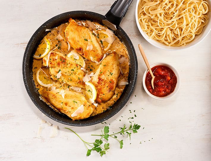 Vous cherchez une recette originale pour changer du poulet traditionnel ? Cette recette de poulet à la crème, au citron et au parmesan est faite pour vous !