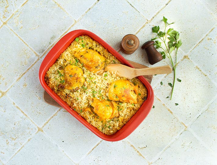Maître CoQ vous partage une nouvelle façon de faire avec cette recette de riz et poulet cuits au four ensemble. Vous allez l'adopter !