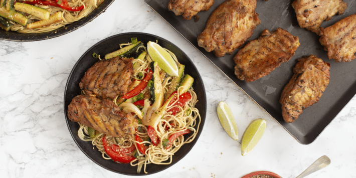 Découvrez notre délicieuse recette de Chicken Ribs et nouilles sautées aux légumes