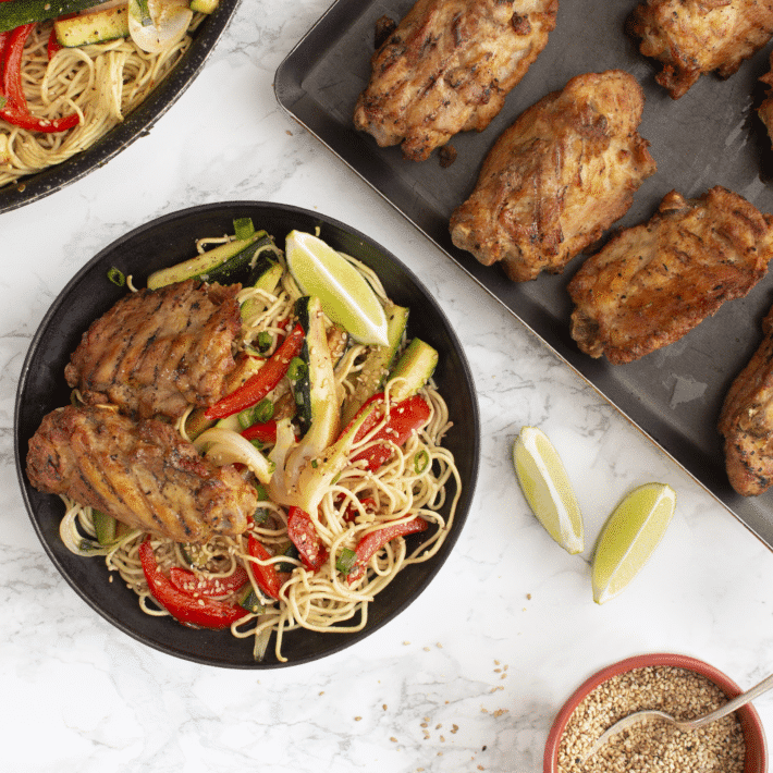 Découvrez notre délicieuse recette de Chicken Ribs et nouilles sautées aux légumes